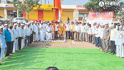 Bhagwatcharya Vasudev Maharaj Sonwane, Narendra Maharaj, committee chief Sunil Deore etc. during the flag and mandap pooja of the Kirtan festival.