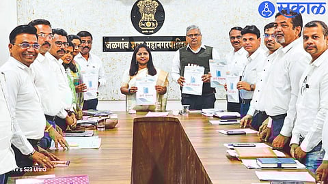Municipal Commissioner and Administrator Dr. Vidya Gaikwad along with the Budget in the General Assembly.