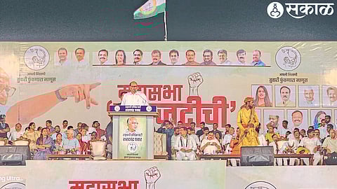 Sharad Pawar while speaking at the farmers meeting held at Niphad. Crowd in attendance