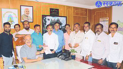 Officers and Newspaper Vendors of Nashik Road Newspaper Vendors Benevolent Organization while giving a statement to Municipal Commissioner Dr. Ashok Karanjkar regarding obtaining permanent license for newspaper vendors' stalls in municipal area.
