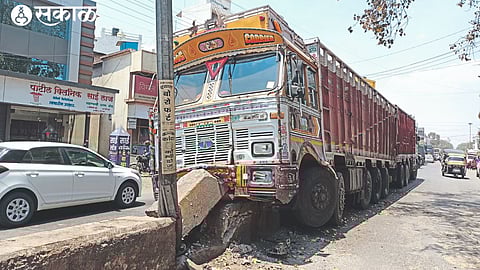 The accident occurred when a truck was found on the divider near VPN Vidyalaya on the national highway passing through Satana city.