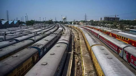 Mumbai Local News : मुंबईकरांसाठी महत्वाची बातमी! मध्य रेल्वेवर ६ दिवस असणार रात्रकालीन ब्लॉक; जाणून घ्या वेळापत्रक 