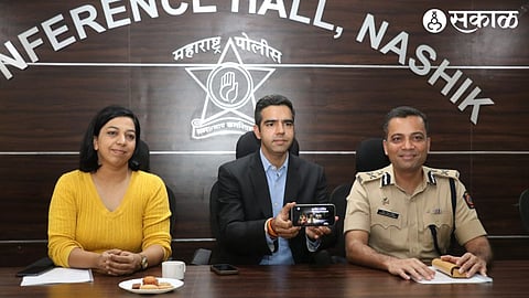 Collector Jalaj Sharma, Commissioner of Police Sandeep Karnik, Smt Navresham Kaur Grewal at the unveiling of 'GPS - Safer Nashik' app