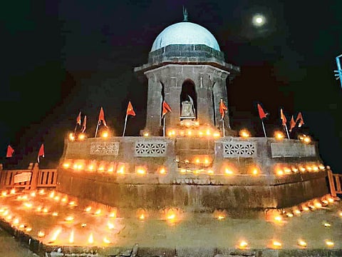 पुण्यतिथीनिमित्त शिवछत्रपतींना 
दीपवंदनेद्वारे अभिवादन