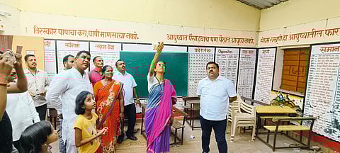 माळवाडीमधील नुकसानग्रस्त शाळेची 
खासदार, आमदारांकडून पाहणी