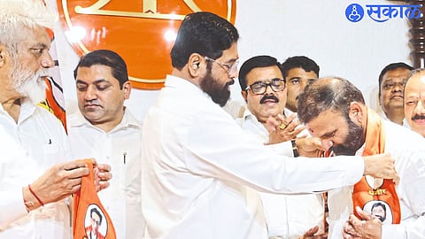 Vijay Karanjkar entered Shinde group on Sunday  night in presence of Chief Minister Eknath Shinde and dada bhuse 