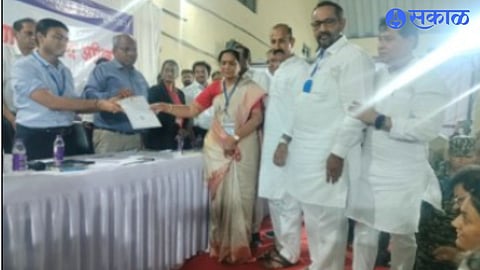 The winning MP of Congress in the Lok Sabha elections Dr. Election Returning Officer and Collector Abhinav Goyal giving certificate to Shobha Bachhao on Tuesday. Neighbor MLA Kunal Patil, District President Shyam Saner.