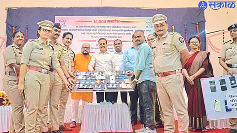 Rural Development Minister Girish Mahajan while returning mobile phones to the concerned. Along with Sub Divisional Police Officer Annapurna Singh, Police Inspector Dr. Vishal Jaiswal and police personnel.