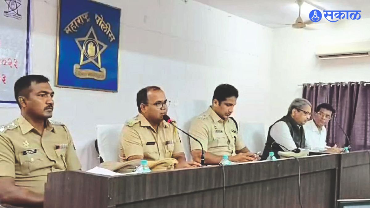 Superintendent of Police Dr. Maheshwar Reddy, Upper Superintendent Ashok Nakhate, Deputy Superintendent Sandeep Gavit etc.