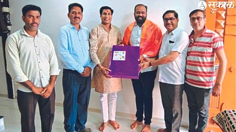 While congratulating Sarpanch Bhushan Patil for returning three lakh rupees to the account, Naval Singh Raje, M. V. Patil, D. B. Patil, Narayan Patil, Tushar Patil etc.