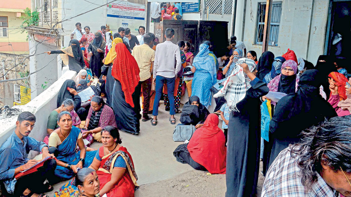 Line for Ladki bahin Yojana
