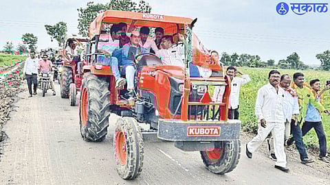MLAs who participated in the rally by driving a tractor in the Shetkari Shivsamwad Yatra Jayakumar Rawal.