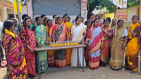 liquor stall in front of the Vadval Nagnath Grampanchayat