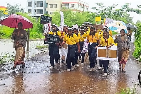 बदलापूर घटनेच्या निषेधार्थ 
विद्यार्थ्यांचा मूक मोर्चा