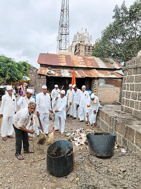भुलेश्वर प्रासादिक दिंडीकडून स्वच्छता अभियान
