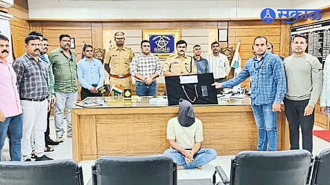 A team of police officers and staff present with the suspect arrested in the case of gold chain theft.