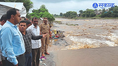 Four villages in Jamner taluk were damaged due to flood in Waghur river. Collector Ayush Prasad while inspecting the situation on Monday as the river is flowing below the danger level.