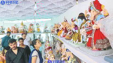 On the occasion of Ganeshotsav, there is a rush of devotees to buy Ganesha idols in the market.