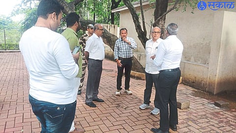 Municipal Commissioner Dr. Ashok Karanjkar along with Additional Commissioner Pradeep Chaudhary, City Engineer Sanjay Agarwal, Executive Engineer Sachin Jadhav, Deputy Engineer Nitin Rajput etc.