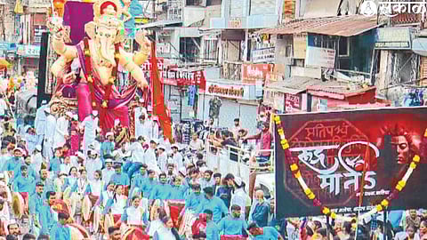 Bappa's procession started with the playing of Rudra Martand dhol band