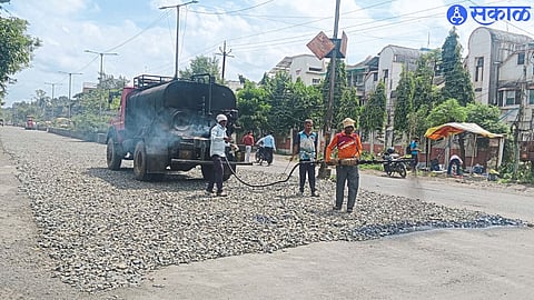 In the background of Ganeshotsav, road repairs are being done at the municipal level.