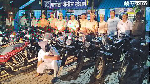 Sub-Divisional Police Officer Sunil Nandwalkar, Inspector Sunil Pawar, Sub-Inspector Raju Jadhav, Balu Geete, Sub-Inspector Amar Singh Vasave and staff along with the suspected accused and motorcycles.