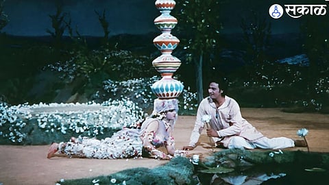 Adha Hai Chandrama raat adhi 