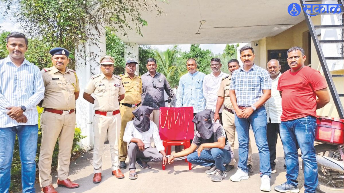 Police inspector Sandeep Mandlik and team with chain snatching suspect.