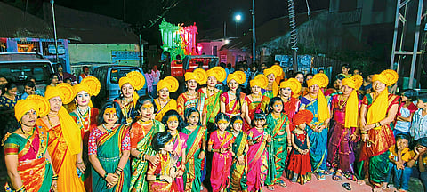 वाल्ह्यात पारंपरिक वाद्यांच्या गजरात मिरवणूक