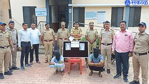 Superintendent of Police Shrikant Dhivere, Sanjay Bamble, Anil Bagul etc. present during the interrogation along with the suspects who withdrew Rs 5 lakh from the Union Bank branch.