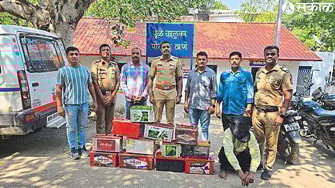 Inspector Abhishek Patil of Dhule taluka police station along with the thief who was arrested along with the goods in the vehicle battery theft case and the team.