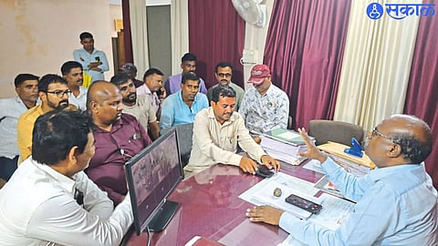 Taluka Agriculture Officer c. J. Disadvantaged farmers in discussion with Thackeray.