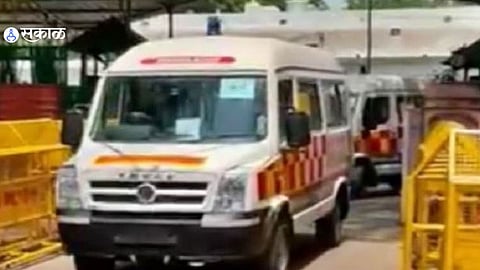 Trending News : काॅंग्रेसचे दोन गट भररस्त्यात भिडले,  तितक्यात अॅम्बुलन्स आली अन् पुढे जे  घडलं...