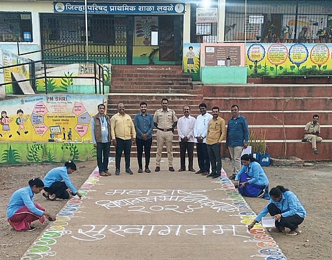मतदारांच्या स्वागतासाठी 
लवळे ग्रामस्थांकडून रांगोळी