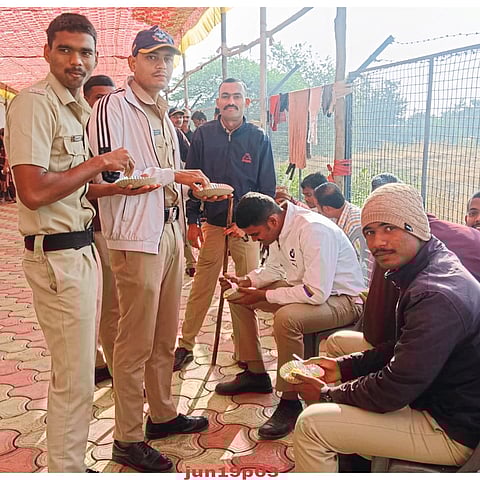 लेण्याद्री येथून मतदान कर्मचारी रवाना