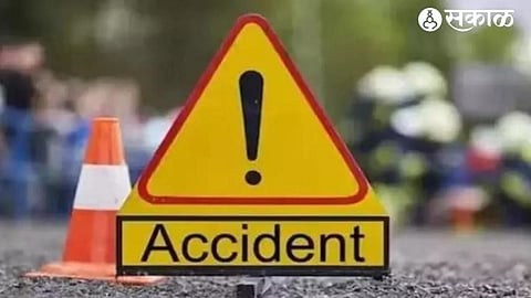 Kokan Accident: तिलारी घाटाच्या दरीत मिनी बस  कोसळता कोसळता राहीली,  ट्रकला धडकल्याने अनर्थ टळला