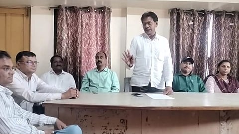 gramsevak-collective-leave