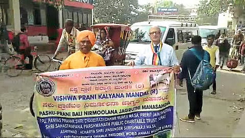 पशू हत्या थांबविण्यासाठी थेट नेपाळ गाठले