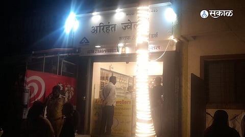 Pune Crime Gold shop robbery at gunpoint Ghorpadi cdj98