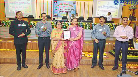Collector Jalaj Sharma, Babasaheb Pardhe, Ashima Mittal etc. during the Armed Forces Flag Day programme.