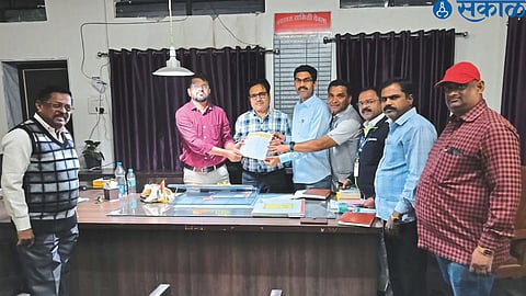 Officials of the State Teachers Council while giving a statement to the Group Development Officer Sandeep Viaal regarding the delay in salary verification.