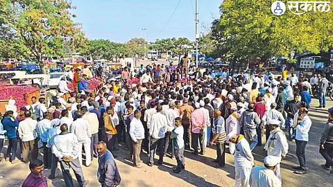 Due to fall in onion prices, angry farmers stopped the auction
