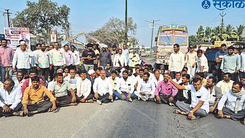 Officials and onion producers participating in the Rasta Roko protest held here on Saturday regarding the demands of the farmers.