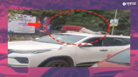 Viral Video: एवढा राग कशाचा? चारचाकी गाडीच्या टपावर चढून चालकाला मारण्याचा उपद्व्याप; मग गाडी थेट ठाण्यात