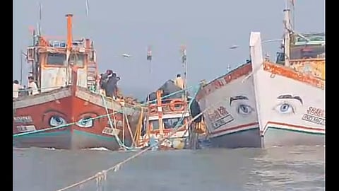 Mumbai : मालवाहू जहाजाची धडक, मच्छिमारांची बोट समुद्रात बुडाली, VIDEO VIRAL