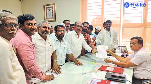 Swabhimani Shetkari Sanghatna submits memorandum government through administration 