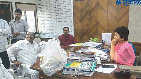 MLA Hiraman Khoskar discussing with Tribal Development Commissioner Nayana Gunde regarding the central kitchen issue.