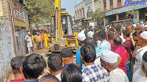 JCB clears encroachments in Sangamner, creating space for free-flowing city roads
