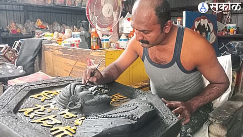 Sculptor making Shivamudra idol.