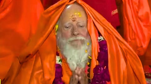 Maha Kumbh 2025 : वडील अमेरिकन कमांडर, मुलगा आहे महामंडलेश्वर; १५ व्या वर्षी सोडलंय घर, अमेरिकेत मोठा आश्रम